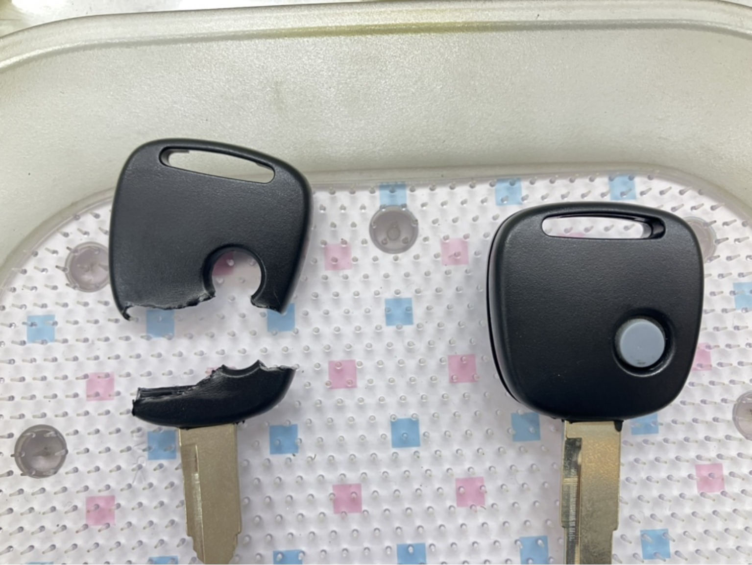 壊れた車のリモコンキー　作れます！